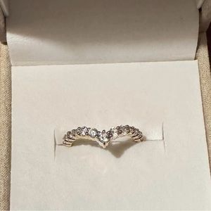 .81CTW ROUND WHITE ZIRCON, 10K YELLOW GOLD CHEVRON BAND RING - 7